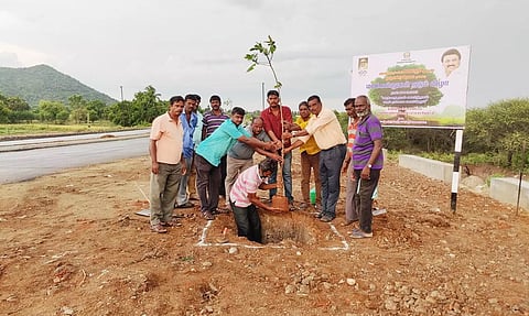 கடத்தூர் அருகே மரக்கன்றுகள் நடும் விழா