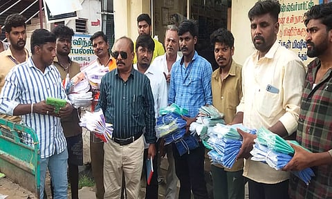 டவுன் கடைகளில் சுகாதார அலுவலர் இளங்கோ தலைமையில் பிளாஸ்டிக் பைகள் பறிமுதல் செய்யப்பட்டது. 