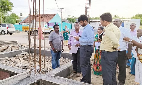 கொடுமுடி பகுதியில் நடைபெற்று வரும் பல்வேறு வளர்ச்சி திட்டப்பணிகளை கலெக்டர் ராஜகோபால் சுன்கரா நேரில் பார்ைவயிட்டு ஆய்வு மேற்கொண்டார்.