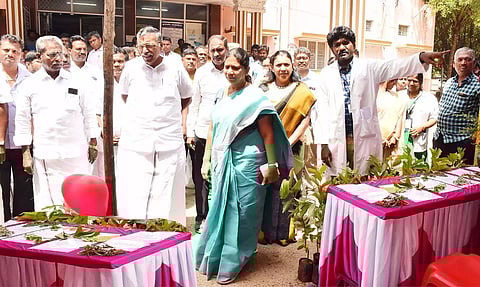 பாலக்கோடு அரசு மருத்துவமனையில் கருத்தரங்கில் பொதுமக்களின் பார்வைக்காக அமைக்கப்பட்டிருந்த சிறுதானிய கண்காட்சி அரங்குகளை கலெக்டர் சாந்தி பார்வையிட்டார். 