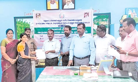 பெண்னுக்கு விதவை சான்றிதழை கோட்டாட்சியர் (பொ) மதியழகன் வழங்கினார்.