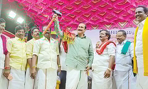 பொதுக்கூட்டத்தில் டாக்டர் அன்புமணி ராமதாஸ் எம்.பி.க்கு பிரமாண்ட சுத்தியல் வழங்கப்பட்டது.