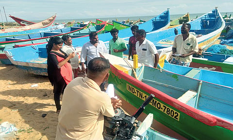 நீரோடி முதல் ராஜாக்கமங்கலம் வரை மீனவர்களின் படகுகள் ஆய்வு அதிகாரிகள் நடவடிக்கை