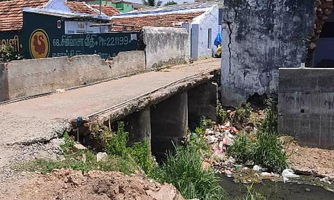 தங்கம்மாள் ஓடையில் கட்டப்பட்ட தரைமட்ட பாலம் சேதம் அடைந்ததுள்ளதை படத்தில் காணலாம். 