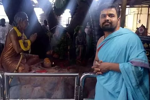 திருமணம் செய்துக் கொள்ள வற்புறுத்தியதால் கள்ளக்காதலியை எரித்துக் கொன்ற கோவில் பூசாரி