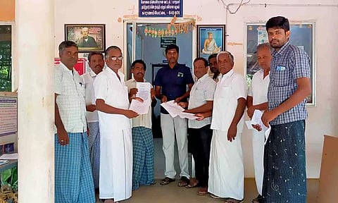  அபராத கட்டணத்தை ரத்து செய்யக்கோரி விசைத்தறியாளர்கள் மனு அளித்த போது எடுத்த படம்.