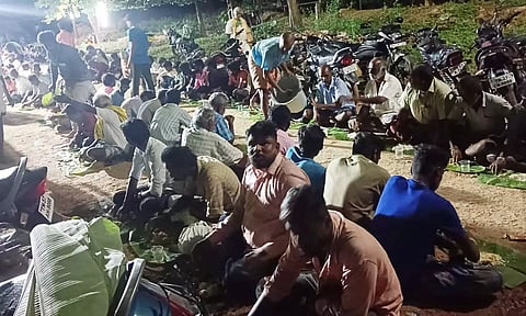 திண்டுக்கல் அருகே ஆண்கள் மட்டுமே பங்கேற்ற வினோத கோவில் திருவிழா