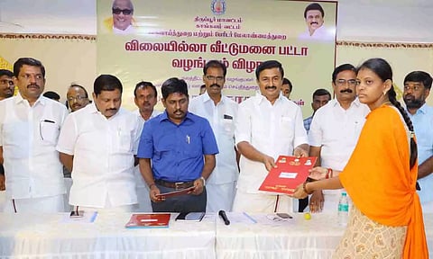 நிகழ்ச்சியில் அமைச்சர் மு.பெ.சாமிநாதன் ஒரு பயனாளிக்கு இலவச வீட்டுமனை பட்டா வழங்கிய போது எடுத்த படம். கலெக்டர் கிறிஸ்துராஜ், மாநகராட்சி 4-ம் மண்டல தலைவர் இல.பத்மநாபன் ஆகியோர் அருகில் உள்ளனர்.