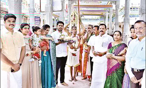 உள்பிரகாரத்தில் கலச புறப்பாடு நடைபெற்றபோது எடுத்த படம்.