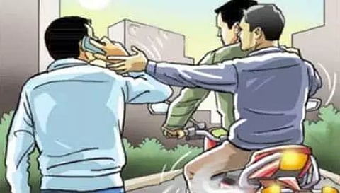 மரக்காணம் அருகே தனியார் ஊழியரிடம் செல்போன் பறிப்பு