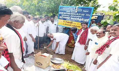 எச்சூர் கிராமத்தில் ரூ.1.11 கோடியில் தார் சாலை அமைக்கும் பணி