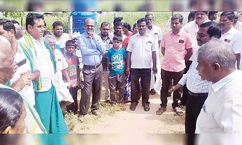 அரசு அதிகாரிகளிடம் வாக்குவாதத்தில் ஈடுபட்ட காட்சி.