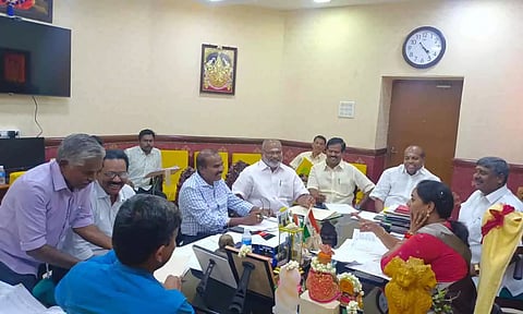 ஆதிதிராவிடர் நலத்துறை திட்டங்கள் தொடர்பாக அமைச்சர் சந்திர பிரியங்கா என்.ஆர்.காங்கிரஸ் எம்.எல்.ஏ.க்களுடன் ஆலோசனை மேற்கொண்ட காட்சி.