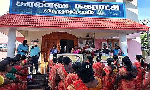 தூய்மை இயக்க உறுதி மொழி ஏற்றுக்கொண்டவர்களை படத்தில் காணலாம்.