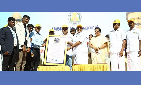 சாதனை புத்தகத்தில் இடம் பெற்றதற்கான சான்றிதழ் அமைச்சர் பழனிவேல் தியாகராஜனிடம் வழங்கப்பட்டது. 