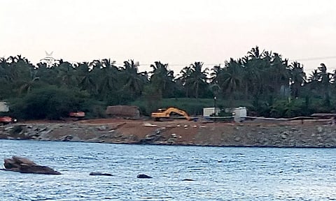 கூட்டுக் குடிநீர் திட்டத்துக்கு வெடி வைத்து பாறைகள் தகர்ப்பு