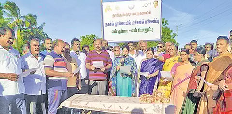 மரக்கன்றுகளை நட்டு கனிமொழி எம்.பி. பேசிய போது எடுத்தபடம். அருகில் அமைச்சர் கீதாஜீவன், மேயர் ஜெகன்பெரியசாமி மற்றும் பலர் உள்ளனர்.