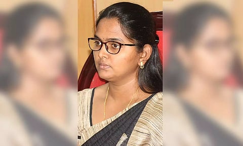 கலெக்டர் சாருஸ்ரீ.