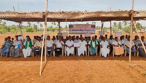 உண்ணாவிரதத்தில் ஈடுபட்டவர்களை படத்தில் காணலாம்.