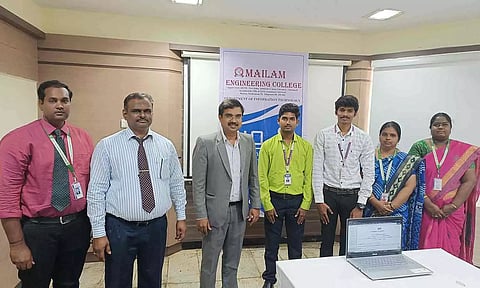 மயிலம் கல்வி குழுமத்தின் தலைவர் மற்றும் மேலான் இயக்குனர் தனசேகரன், துணைத்தலைவர் சுகுமாறன், செயலாளர் டாக்டர். நாராயணசாமி கேசவன் ஆகியோர் கலந்து கொண்டு மாணவர்களை பாராட்டிய காட்சி.