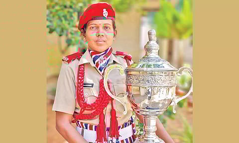 கோப்பையுடன் பெண் போலீஸ் ராஜேஸ்வரி.