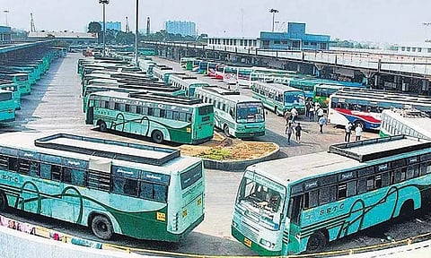 பள்ளிகள் திறப்பதால் 1500 சிறப்பு பஸ்கள்: சென்னைக்கு நாளை 26 ஆயிரம் பேர் திரும்புகிறார்கள்