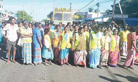 போராட்டத்தில் ஈடுபட்ட ஒப்பந்த தூய்மை பணியாளர்களை படத்தில் காணலாம்.