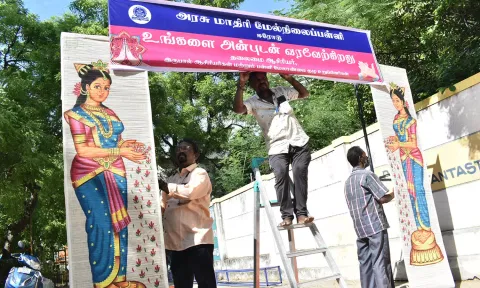 ஈரோடு பஸ்-ரெயில் நிலையத்தில் கூட்டம் அலைமோதியது