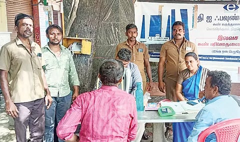 கண் பரிசோதனை முகாம் நடந்தபோது எடுத்த படம்.