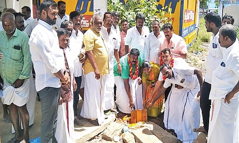 ராஜா எம்.எல்.ஏ. தலைமையில் பூமி பூஜை நடைபெற்ற போது எடுத்த படம்.