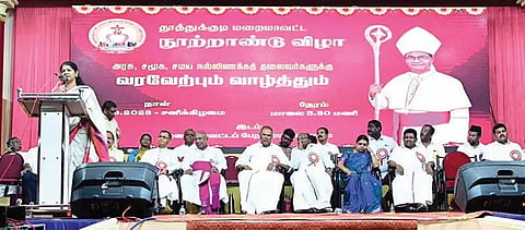 நூற்றாண்டு விழாவில் கனிமொழி எம்.பி. பேசிய காட்சி. அருகில் சபாநாயகர் அப்பாவு, அமைச்சர்கள் கீதாஜீவன், அனிதா ராதாகிருஷ்ணன் மற்றும் பலர் உள்ளனர்.