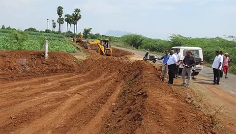 தூர்வாரும் பணியினை கண்காணிப்பு அலுவலர் விஜயராஜ் குமார் ஆய்வு செய்த காட்சி.