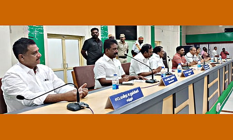 அமைச்சர் சாத்தூர் ராமச்சந்திரன் தலைமையில் ஆலோசனைக் கூட்டம் நடந்தது. அருகில் தங்கப்பாண்டியன் எம்.எல்.ஏ., கலெக்டர் ஜெயசீலன் உள்ளனர்.