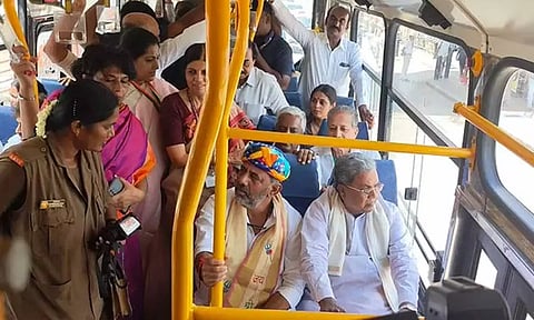அரசு பஸ்களில் பெண்கள் இலவச பயணம் திட்டத்தை தொடங்கி வைத்தார் சித்தராமையா