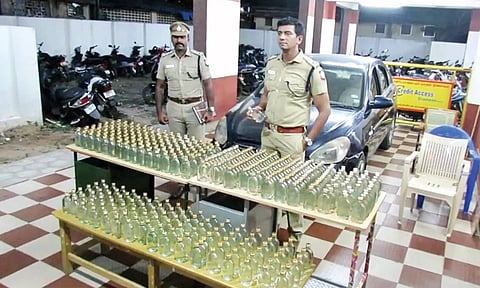 பறிமுதல் செய்யப்பட்ட மது பாட்டில்கள்.