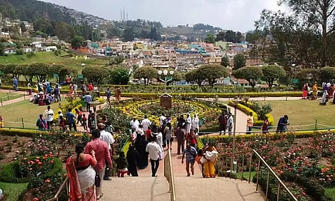 கோடை சீசன் முடிந்தாலும் ஊட்டியில் குவிந்து வரும் சுற்றுலா பயணிகள்