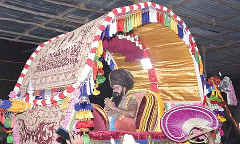 தருமபுரம் ஆதீன பட்டினப்பிரவேசம் வீதிஉலா நடைபெற்றது.