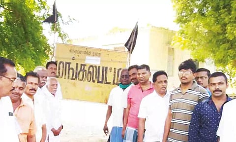 விவசாயிகள் பொது இடங்களில் கருப்பு கொடி கட்டி போராட்டத்தில் ஈடுபட்ட காட்சி.