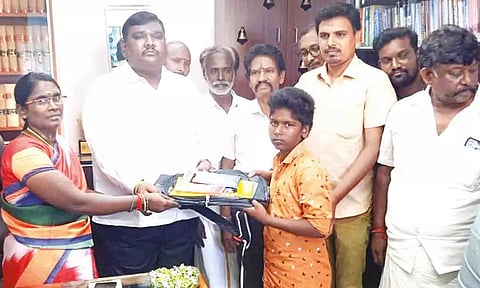  இலவச நோட்டுப்புத்தகம் வழங்கிய காட்சி.