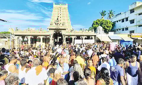 ராமேசுவரம் கோவிலில் கிழக்குவாசல் முன்பு குவிந்த பக்தர்கள் கூட்டத்தை படத்தில் காணலாம்.