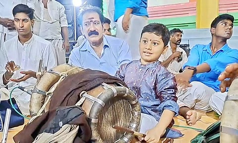 கீழ்வேளூர் கோவில் திருவிழாவில் நாதஸ்வர இசைக்கு ஏற்ப தவில் அடித்து சிறுவன் அசத்தல்
