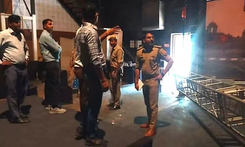 சம்பவ இடத்தில் போலீசார் விசாரணை நடத்திய காட்சி.