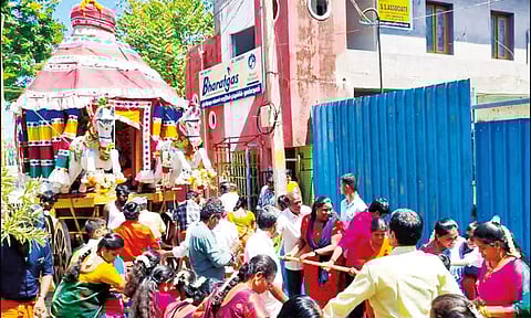 தேரை பக்தர்கள் வடம் பிடித்து இழுத்தபோது எடுத்த படம்.