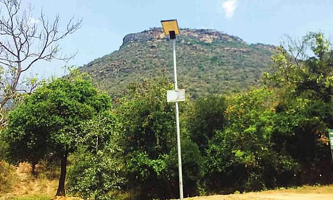 மலைவாழ் கிராமத்தில் பழுதடைந்த நிலையில் காட்சிப் பொருளாக உள்ள சோலார் விளக்கை படத்தில் காணலாம்.