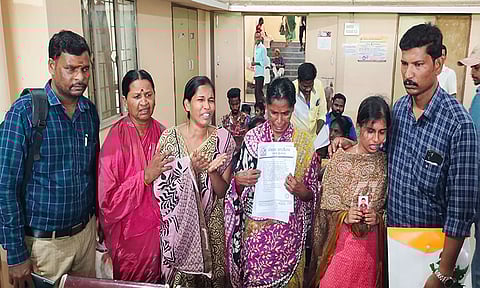 கடலூர் கலெக்டர் அலுவலகத்தில் வெளிநாட்டில் இறந்த கணவர் உடலை மீட்டு தர கோரி மனைவி மற்றும் குடும்பத்தினர் அதிகாரியிடம் கண்ணீர் மல்க மனு அளித்த காட்சி. உடன் வந்த மகள் அதிர்ச்சியில் திடீர் மயக்கம்.