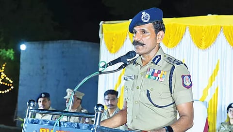 மேட்டூரில் உள்ள காவலர் பயிற்சி பள்ளியில் பயிற்சி காவலர்களுடன் டி.ஜி.பி. சைலேந்திரபாபு கலந்துரையாடிய போது எடுத்த படம். 