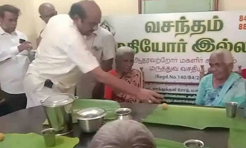  செல்வராஜ்.எம்.எல்.ஏ., கலந்து கொண்டு அன்னதானத்தை தொடங்கி வைத்த காட்சி.