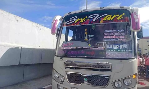 வாலிபர் பலியான தனியார் பஸை படத்தில் காணலாம்.