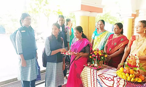 திருவண்ணாமலை நகராட்சி பெண்கள் மேல்நிலைப் பள்ளியில் விடுமுறை முடித்து பள்ளிக்கு வருகை தந்த மாணவிகளை பூரண கும்ப மரியாதையுடன் வரவேற்ற போது எடுத்த படம்.
