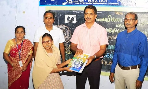 வேலூர் முஸ்லீம் அரசு பள்ளியில் கலெக்டர் குமாரவேல் பாண்டியன் இலவச நோட்டு, புத்தகங்கள் வழங்கிய போது எடுத்த படம்.